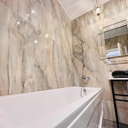 Happy - Near Arenas & Unirii - Rh Living Apartament *